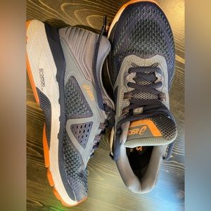 Women’s ASICS size 6 1/2. Only worn once. Too big for my daughter.